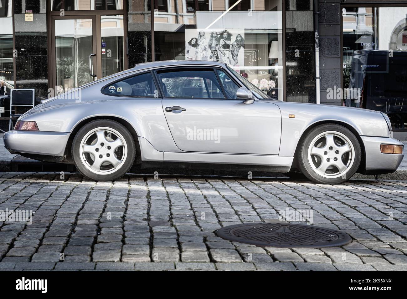Bergen, Norwegen, 19.. Sep, 2022: Ein klassischer Porsche 911 parkt am Straßenrand. Stockfoto