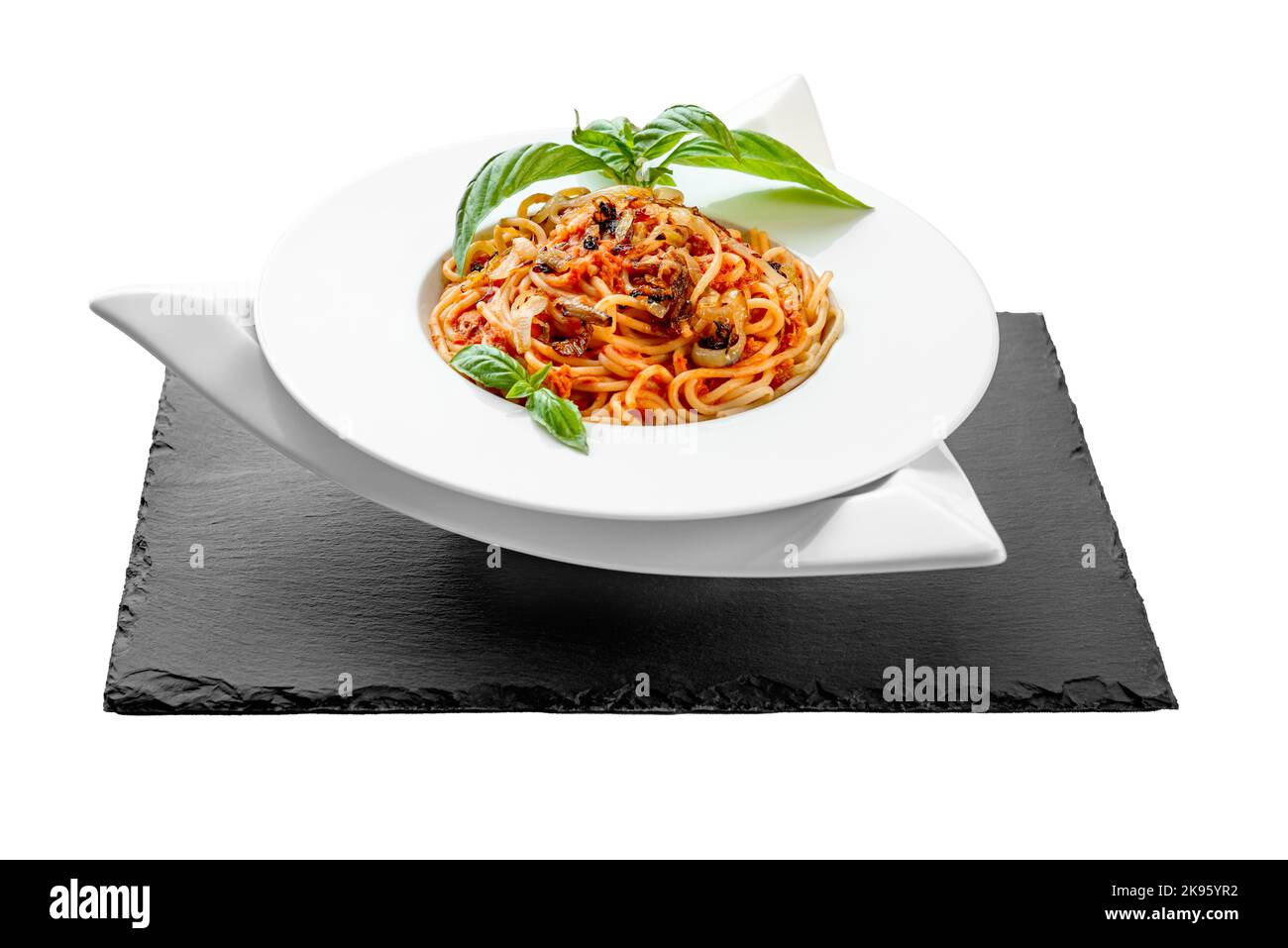 Spaghetti Thunfisch Pasta Basilikum Platte Dreieck Form Schiefertisch ziemlich appetitlich Stockfoto