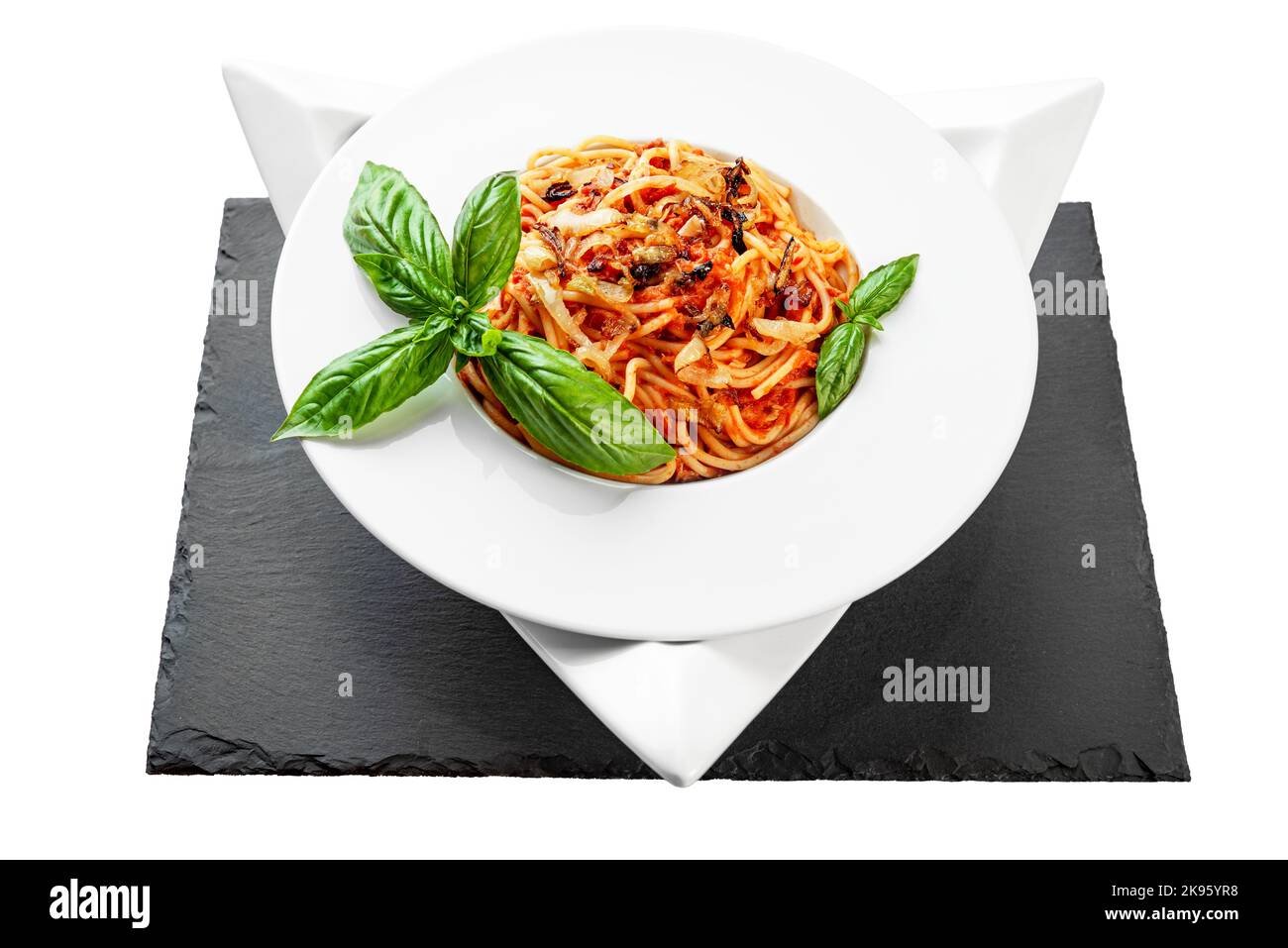 Spaghetti Thunfisch Pasta Basilikum Platte Dreieck Form Schiefertisch ziemlich appetitlich Stockfoto