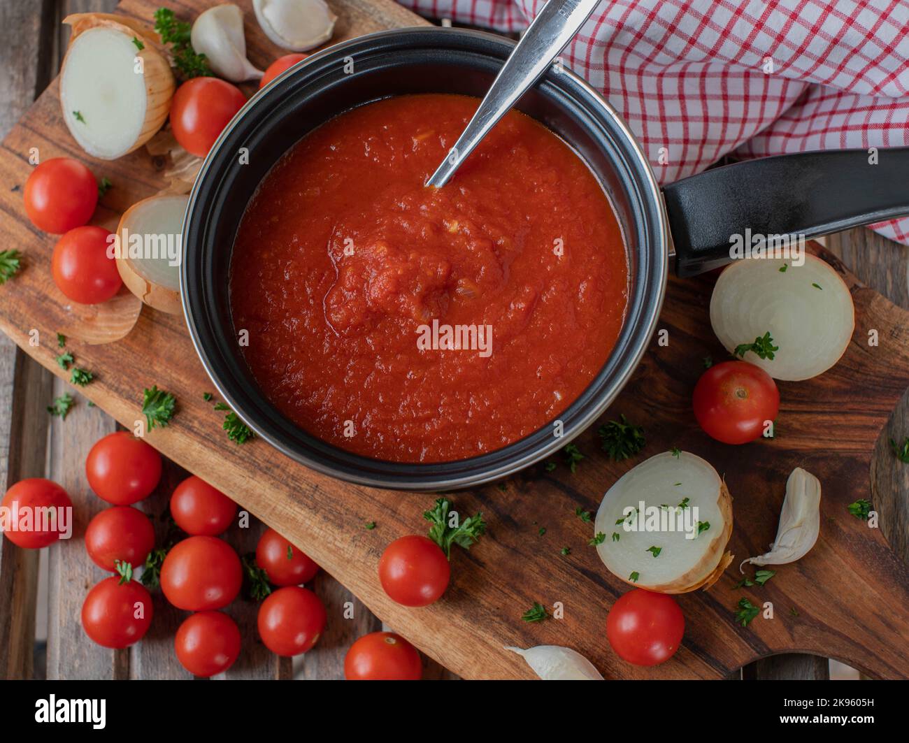 Hausgemachte Tomatensauce in einem Topf Stockfoto