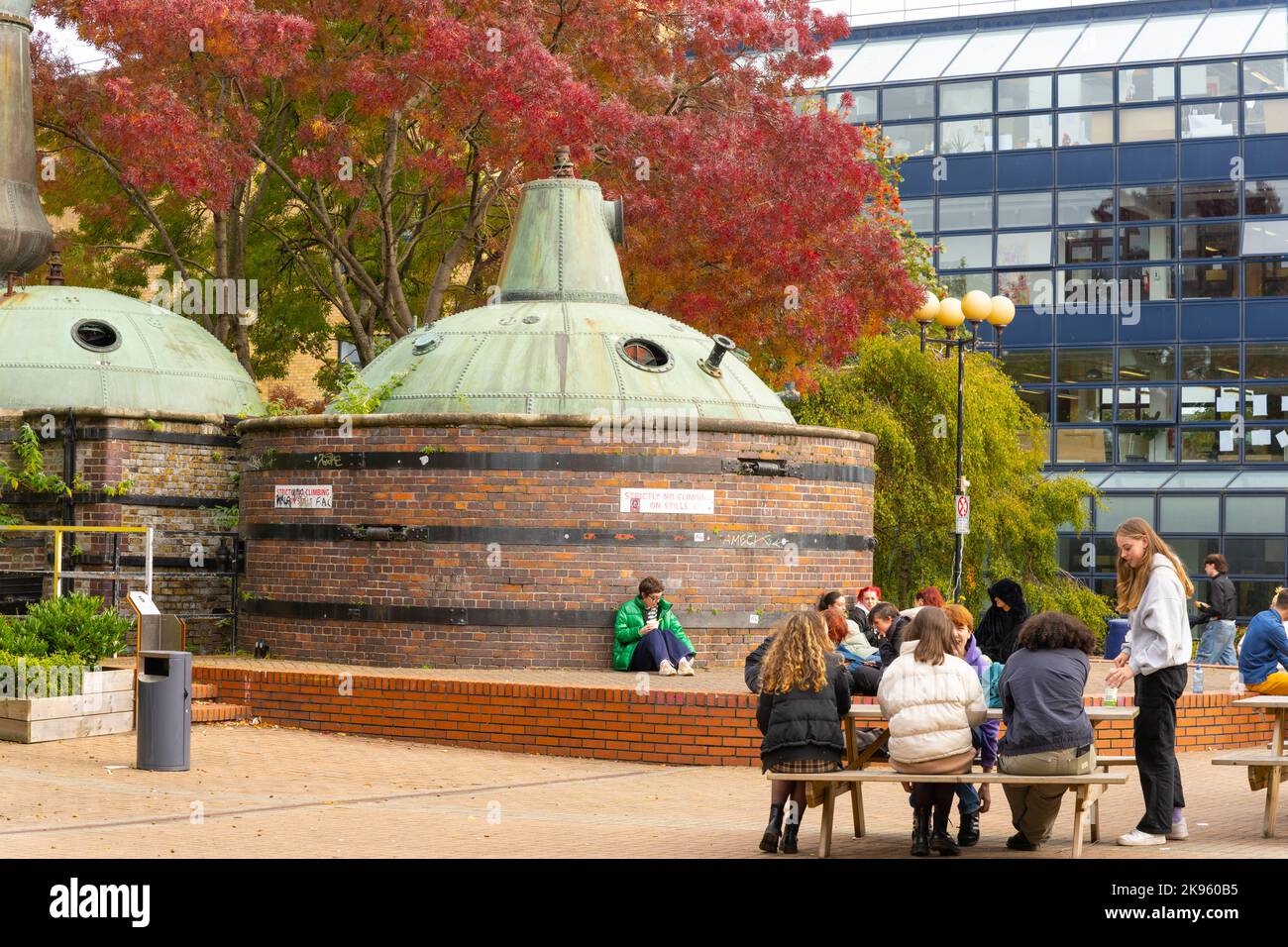 Republik Irland Studenten des National College of Art and Design Campus des Eire Dublin NCAD alte, nicht mehr existierende Whiskey-Stills brechen den kühlen Roten Platz Stockfoto