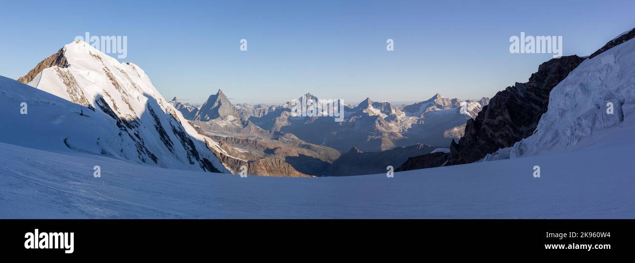 Breites Panorama vom Monte Rosa aus, mit Blick auf die pennine alpen Stockfoto