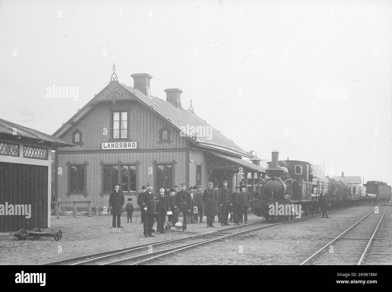 Bahnhof Landsbro. Der Name war vor 1/6 1895 Lannaskede. Der Bahnhof wurde 1885 erbaut. Ein- und ein -halbstöckiges Bahnhofshaus in Holz repr sn.nhvsj 3 'Sten Sture' Hvsj, Vetlanda - Sävsjö Railway Stockfoto