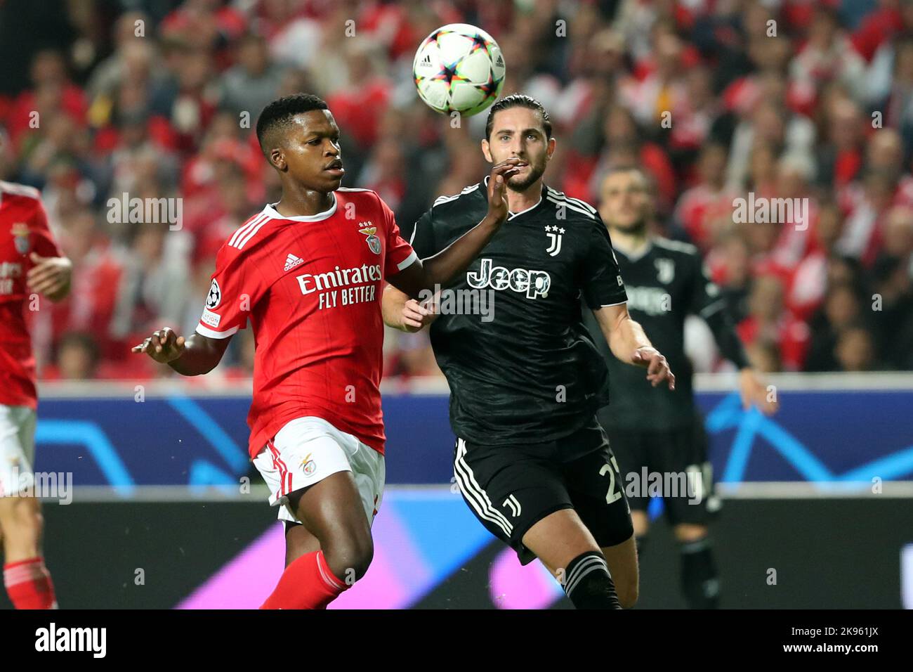 Lissabon, Portugal. 25. Oktober 2022. Florentino Luis aus Benfica (L) lebt mit Adrien Rabiot aus Juventus während des Fußballspiels der UEFA Champions League Gruppe H zwischen SL Benfica und Juventus FC im Luz-Stadion in Lissabon, Portugal am 25. Oktober 2022. (Bild: © Pedro Fiuza/ZUMA Press Wire) Stockfoto