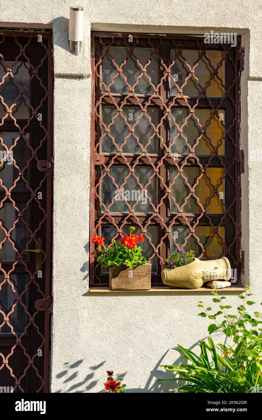 Wunderschöne farbenfrohe Stadtdetails mit Szentendre-Fenster und Herbstblumentöpfen Stockfoto