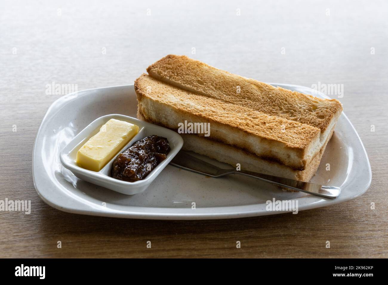 Traditionelles chinesisches Sandwich Toast Brot serviert mit Butter und Marmelade Stockfoto