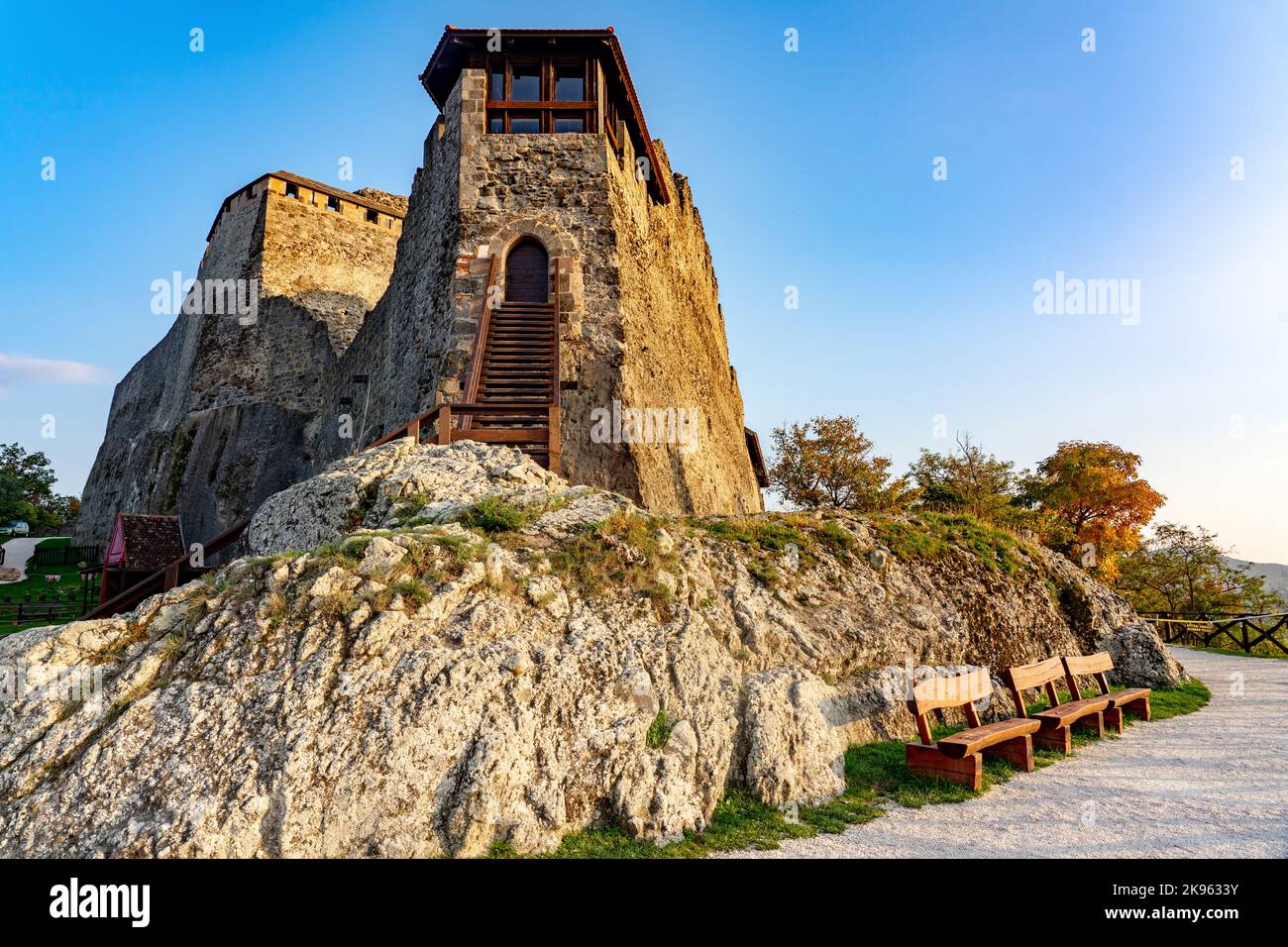 Schloss Visegrad in Ungarn über der Donau mit schönem Sonnenuntergang Stockfoto