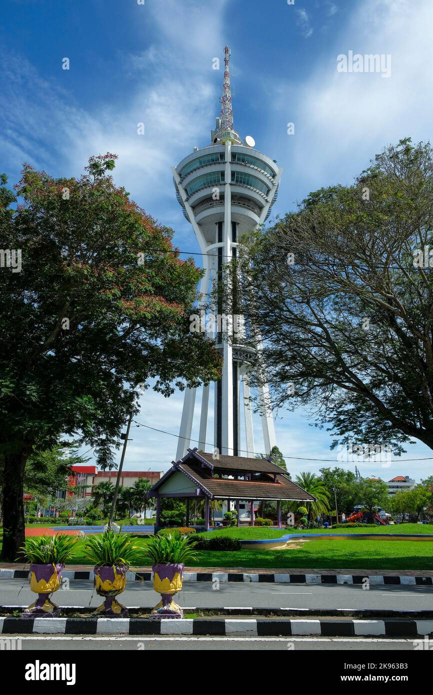 Alor Setar, Malaysia - 2022. Oktober: Blick auf den Alor Setar Tower, auch bekannt als Kedah Tower am 17. Oktober 2022 in Alor Setar, Malaysia. Stockfoto