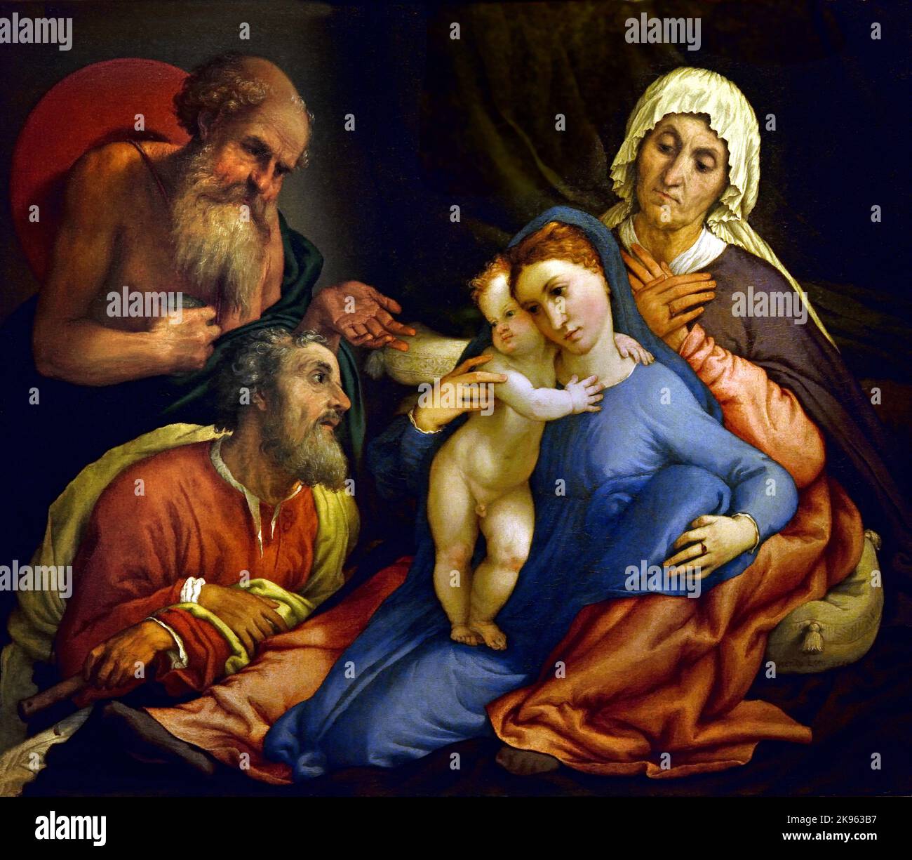 Heilige Familie mit dem hl. Hieronymus, Lorenzo Lotto, (Venezia 1480 - Loreto 1556) , Florenz, Italien. ( Die hl. Anna, die sich auf einem Himmelbett mit offenen Beinen an der Stufe lehnt, zwischen denen die Jungfrau und das Jesuskind stehen, links der hl. Hieronymus, der mit der offenen Hand auf die Heilige Familie zeigt, ) Stockfoto