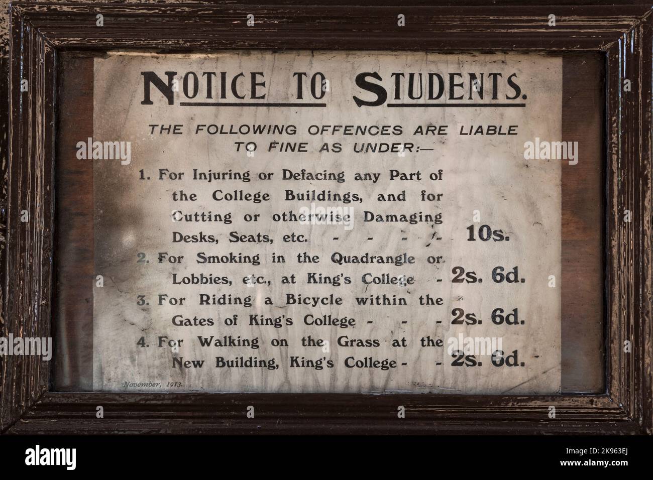 Eine Mitteilung von 1913 an Studenten, in der Geldstrafen für Straftaten aufgeführt sind, University of Aberdeen, Schottland, Großbritannien, Europa Stockfoto