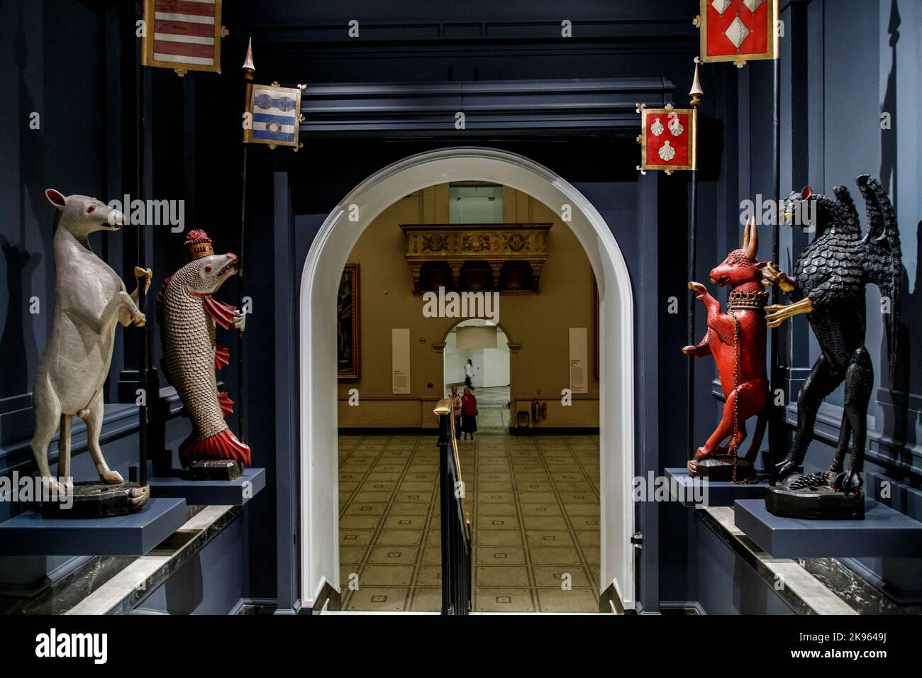 LONDON, GROSSBRITANNIEN - 22. MAI 2014: Dies sind heraldische mittelalterliche Figuren in einem der Säle des Victoria and Albert Museums. Stockfoto