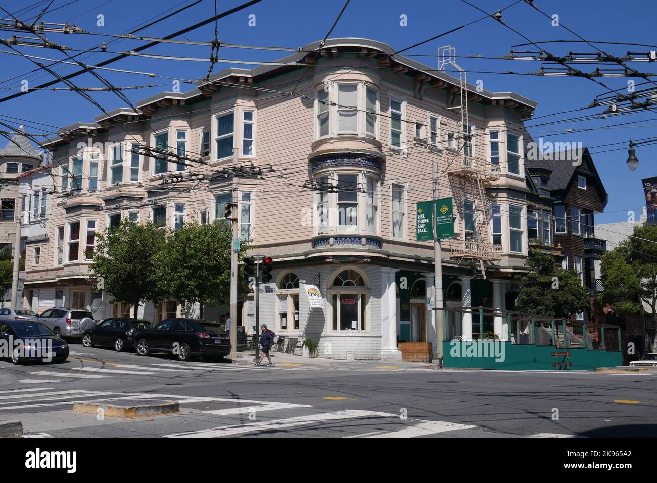 Blick auf die Kreuzung McCallister und Divisadero in San Francisco, Kalifornien, mit Blick auf ein Apartmentgebäude mit dem Oasis Cafe. Stockfoto