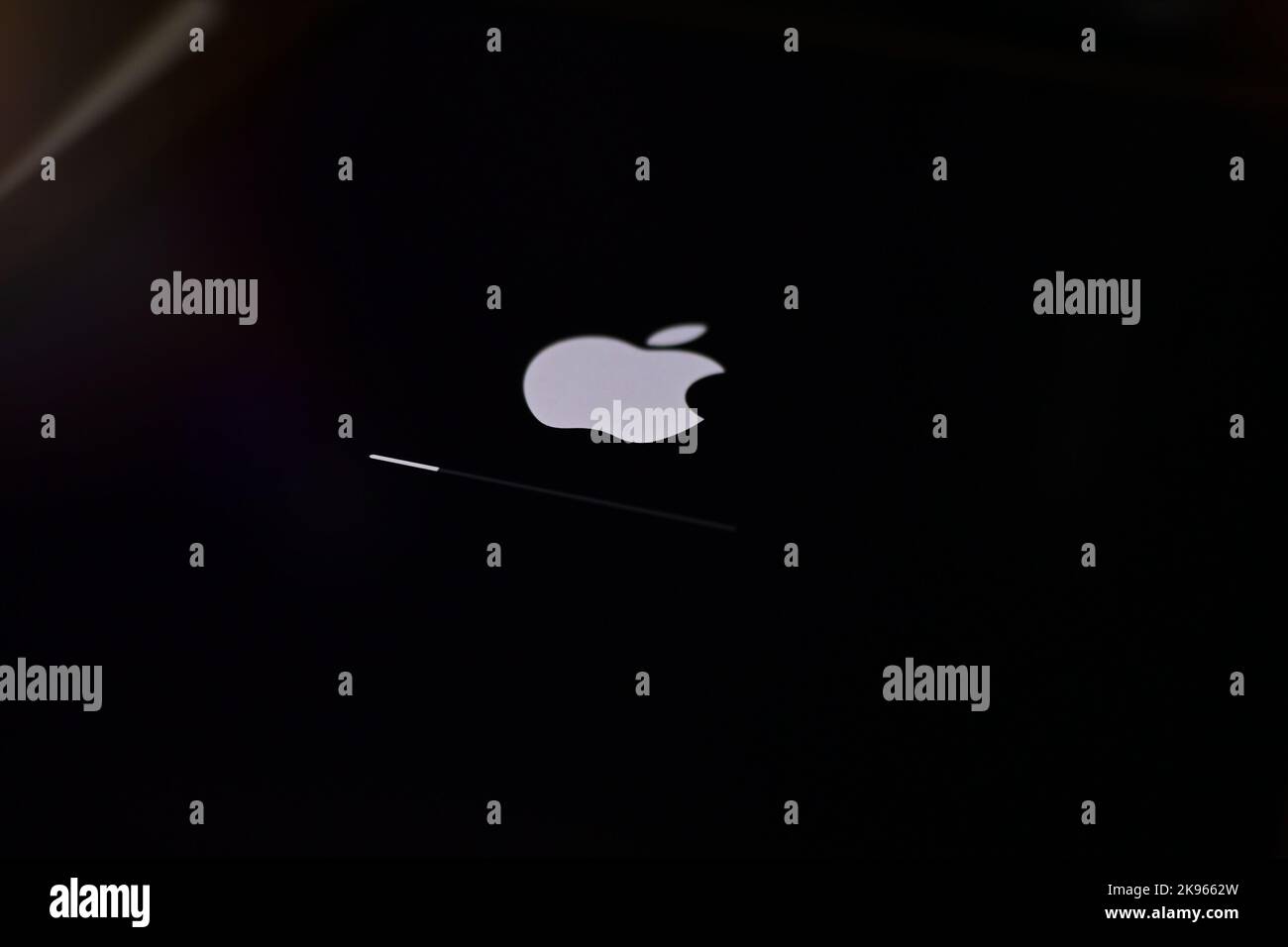IPad mit iPad OS 16-Logo auf dem Bildschirm während der Aktualisierung auf IOS16 Bildschirm Nahaufnahme, neues Betriebssystem auf iPad Apple-Geräte Unterversion ios 16,1 für Stockfoto