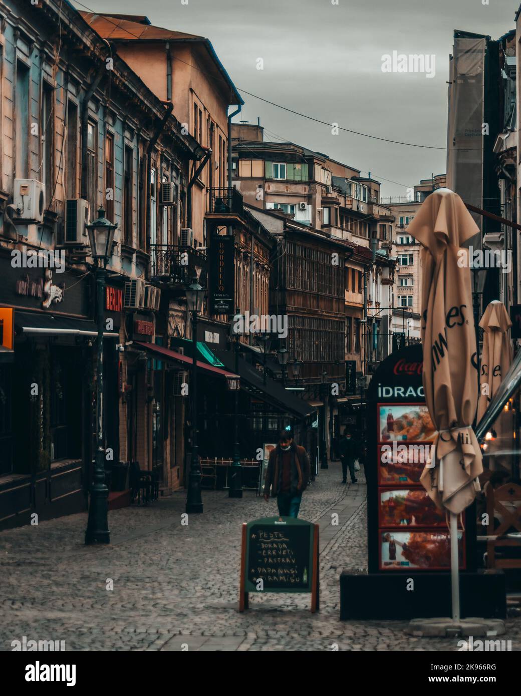 Eine vertikale Aufnahme verschiedener Restaurants in einer engen Straße in der Altstadt von Bukarest Stockfoto
