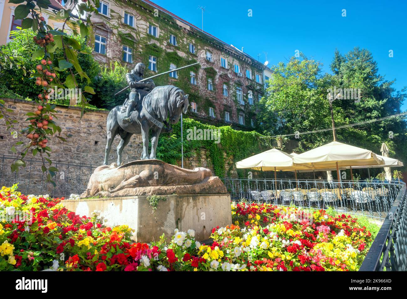 Stadtbild mit Statue des Heiligen Georg und Drachen in Zagreb. Kroatien Stockfoto