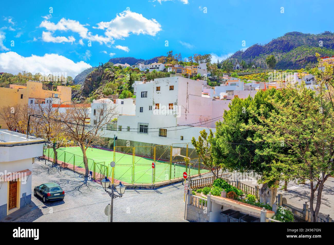 Malerische Aussicht auf die Straße mit typischen weißen Häusern in San Bartolome de Tirajana Bergdorf. Gran Canaria. Kanarische Inseln, Spanien Stockfoto