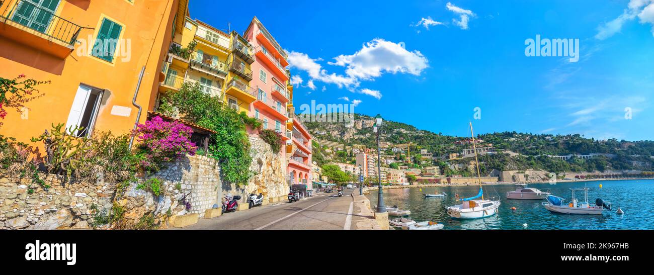 Panoramablick auf das Meer und die Promenade im Ferienort Villefranche-sur-Mer. Cote d'Azur, Frankreich Stockfoto