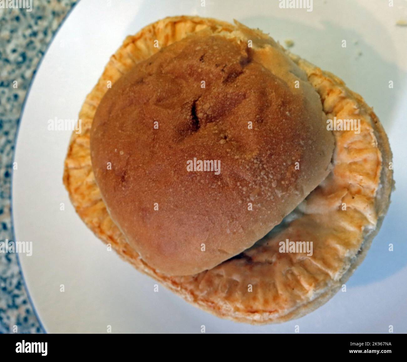 Wigan Lancashire Pie Burger, ein Steak- oder Fleischkuchen auf einem Muffin im Ofen Stockfoto