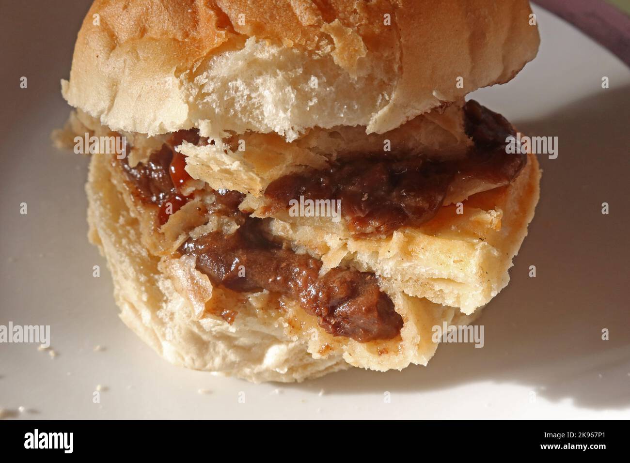 Wigan Lancashire Pie Burger, ein Steak- oder Fleischkuchen auf einem Muffin im Ofen Stockfoto