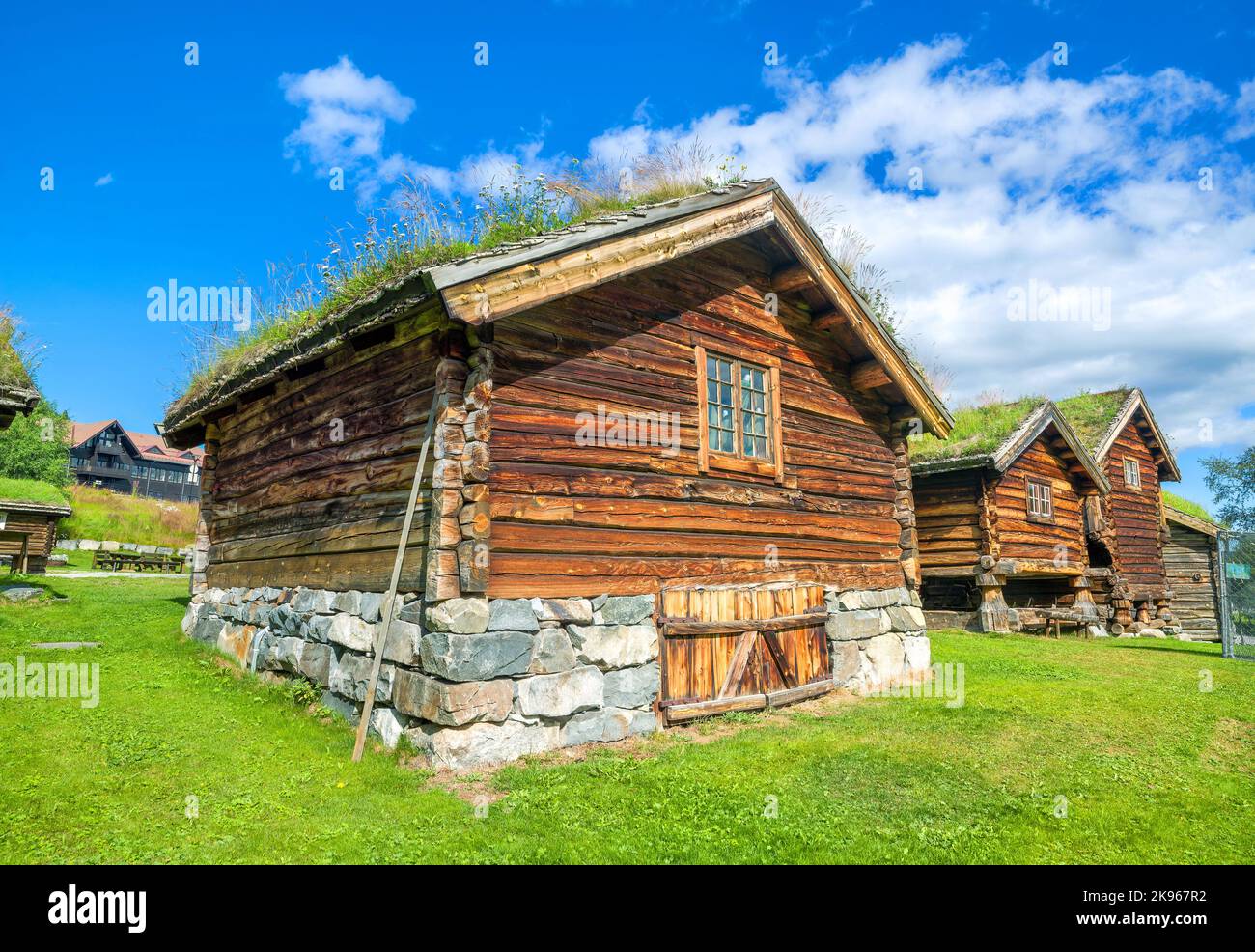 Blick auf traditionelle Holzhäuser mit Gras auf dem Dach. Historisches Museum und Open Air. Norwegen, Skandinavien Stockfoto