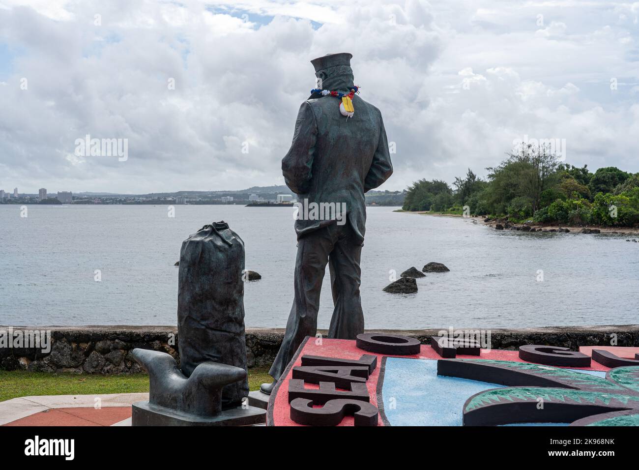 Die einsamen Matrosen-Statue, die von der Insel Guam über den Pazifischen Ozean blickt Stockfoto