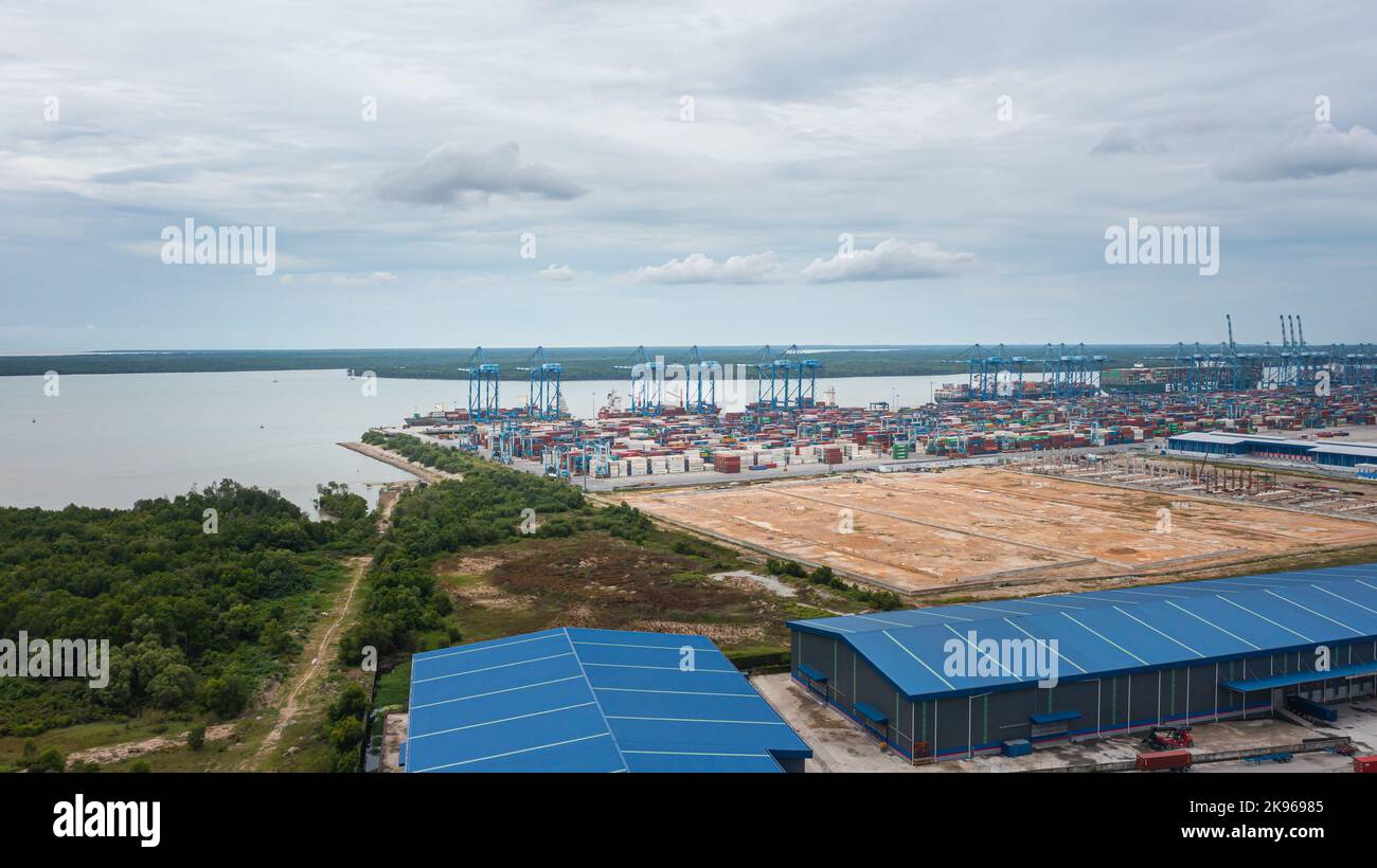 Klang, Malaysia - 09. Oktober 2022: Kraniche im Hafen Klang bei Kuala Lumpur. Containerkran am Klang Harbour. Luftaufnahme auf einem Containerschiff, das Stockfoto