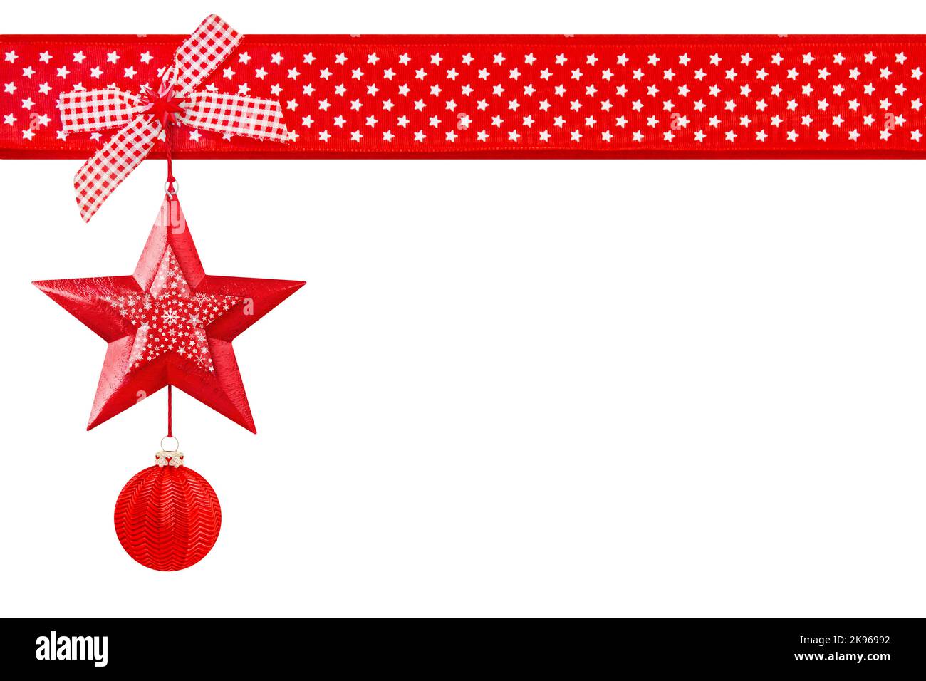 Rote Weihnachtsdekoration mit Sternen und Ornamenten isoliert auf weißem Hintergrund Stockfoto