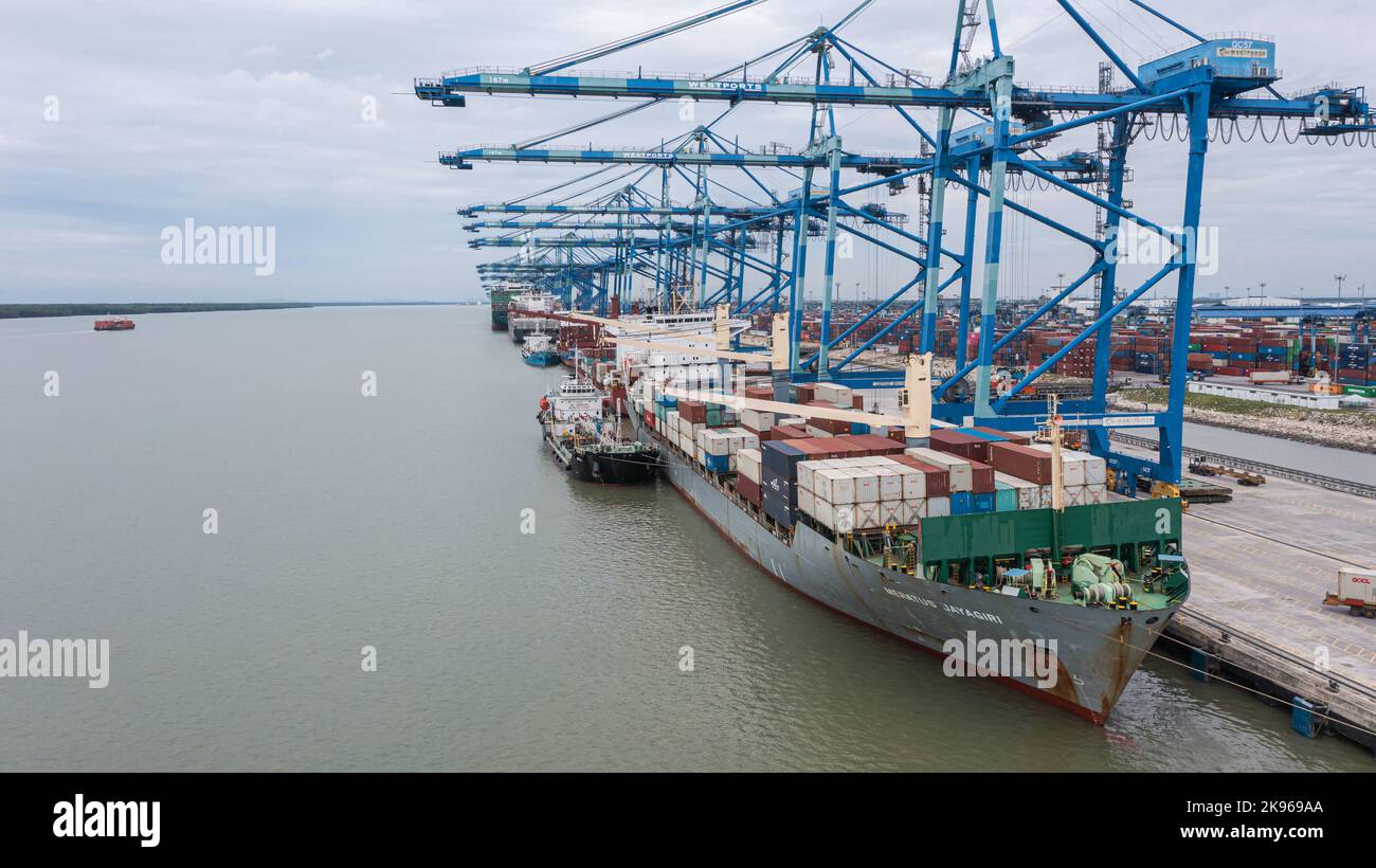 Klang, Malaysia 09. Oktober 2022 Kraniche im Hafen Klang bei Kuala Lumpur. Containerkran am