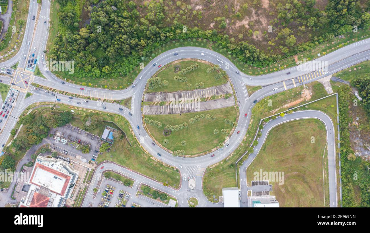 Draufsicht auf einen Verkehrskreisel auf einer Hauptstraße in einem Stadtgebiet von Malaysia. Luftaufnahme des Kreisel an einem sonnigen Tag. Vogelperspektive auf Stockfoto