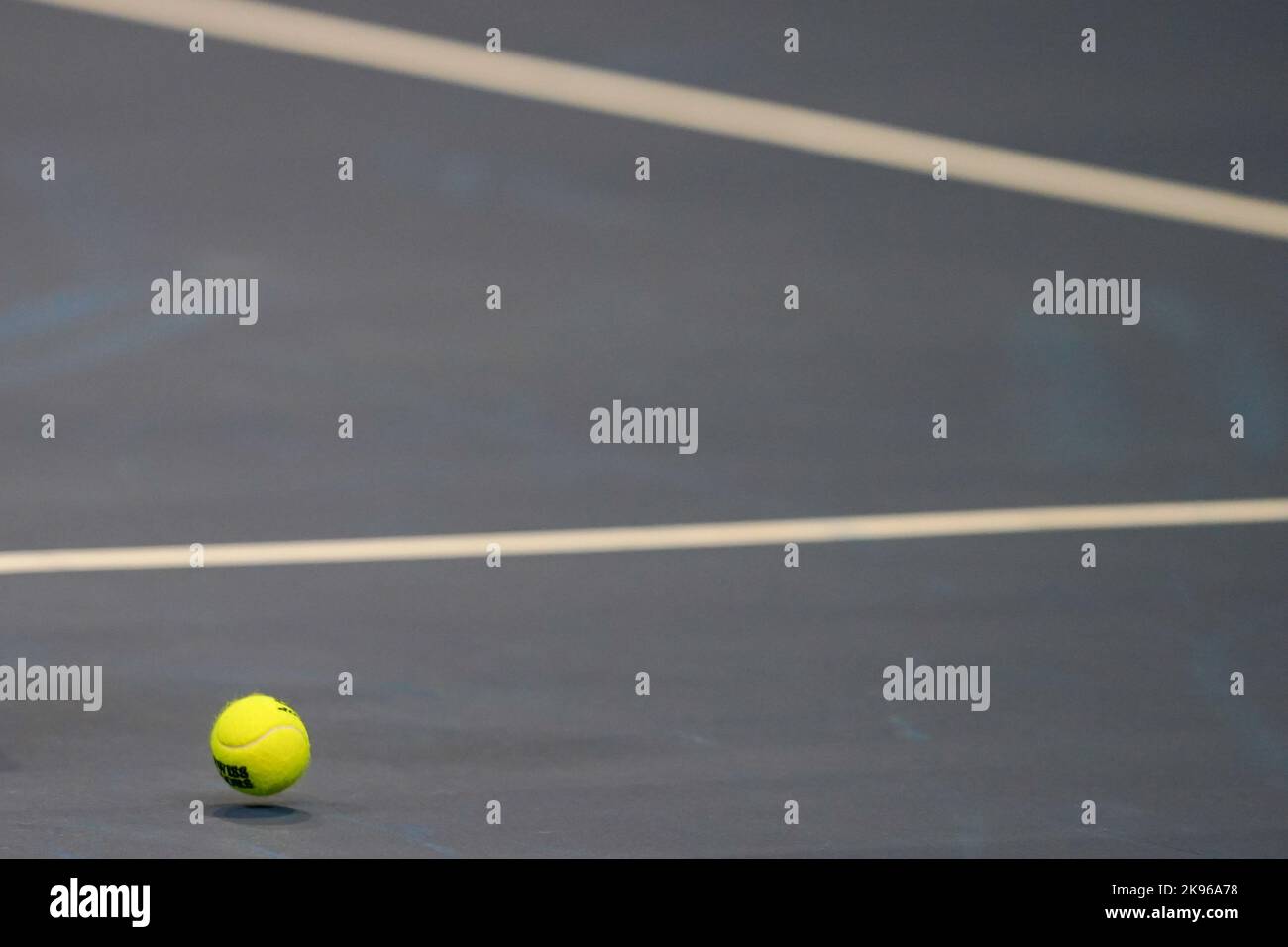 Basel, Schweiz. 26. Oktober 2022. Basel, Schweiz, Oktober 26. 2022: Tennisball auf dem Boden während des ATP-Tennisturniers Swiss Indoors 500 zwischen Alex De Minaur (AUS) und Holger Rune (DEN) im St. Jakobs-Park in Basel, Schweiz. (Daniela Porcelli /SPP) Quelle: SPP Sport Press Foto. /Alamy Live News Stockfoto