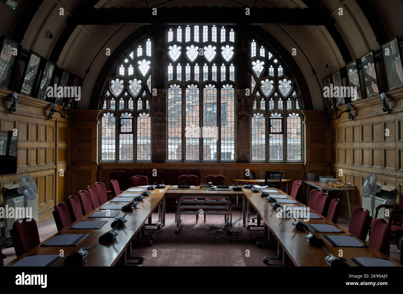 Lange Tische, Stühle und Fernsehbildschirme im Konferenzsaal der Räte im Guildhall der Heiligen und ungeteilten Dreifaltigkeit, King's Lynn, Großbritannien Stockfoto