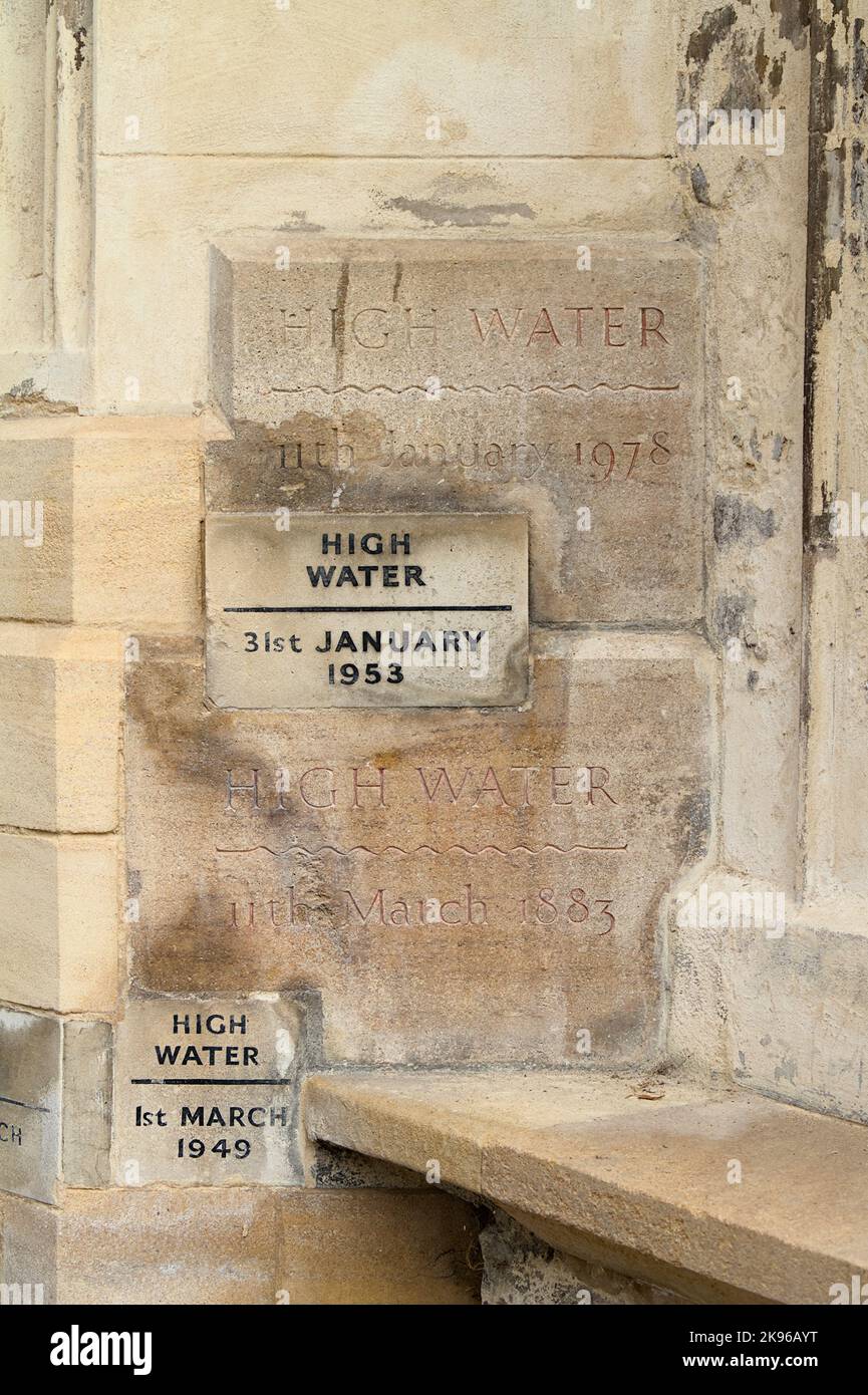 Verschiedene geschnitzte Steine markieren hohe Wasserzeichen nach der Überschwemmung durch die Ouse am Eingang zum King's Lynn Minster, Großbritannien Stockfoto