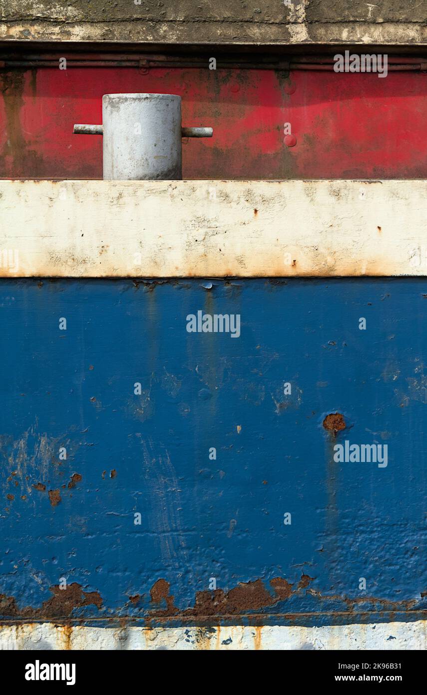 Die Metallklampe auf Einer bemalten Eisenboat verzweifelte Malerei und Rust Showing, King's Lynn UK Stockfoto