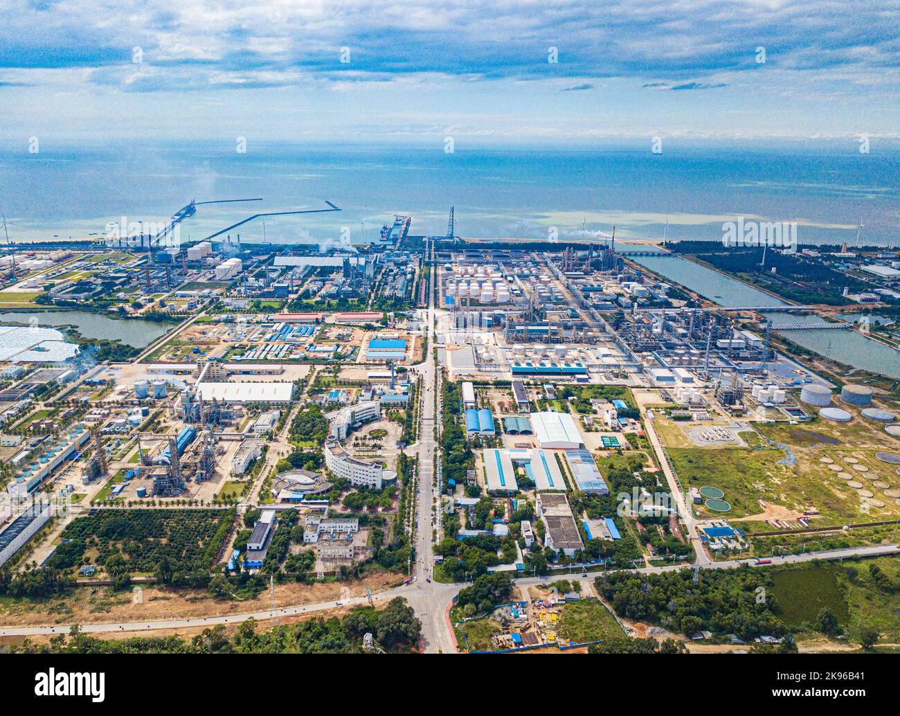 Dongfang. 20. Oktober 2022. Dieses Luftfoto, das am 20. Oktober 2022 aufgenommen wurde, zeigt den Dongfang Lingang Industriepark in der Stadt Dongfang, südchinesische Provinz Hainan. Der Dongfang Lingang Industrial Park in der Stadt Dongfang ist einer der wichtigsten Parks des Freihandels-Hafens von Hainan. Der Industriepark bildet sich allmählich zu einer High-Tech-Industriebasis mit petrochemischen neuen Materialien, der Herstellung von Schiffsausrüstungen und sauberer Energie. Quelle: Pu Xiaoxu/Xinhua/Alamy Live News Stockfoto