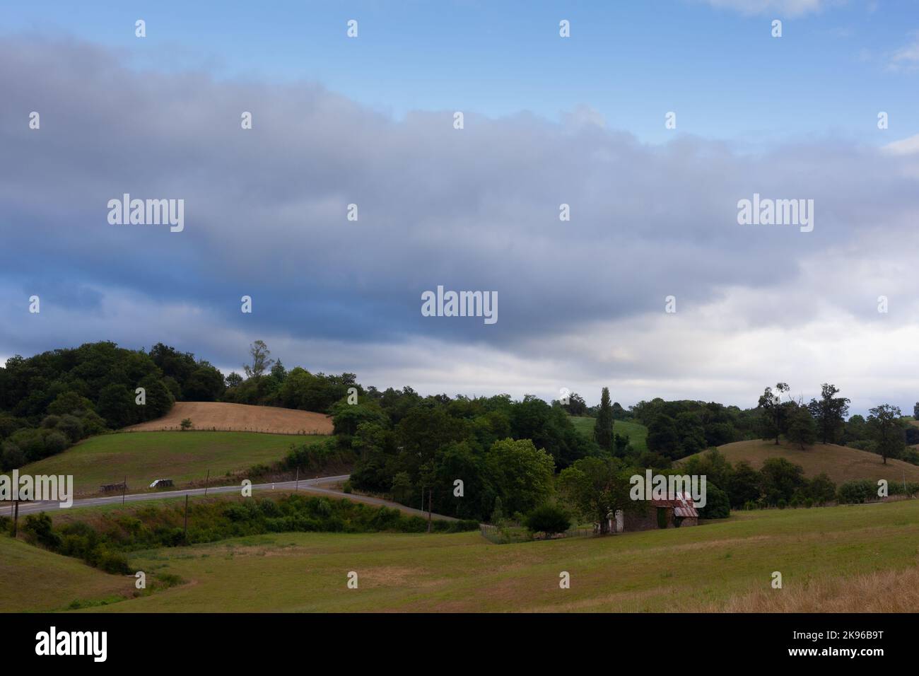 Echtes Panorama Hügellandschaft bei bewölktem Himmel entlang der Chemin du Puy, der französischen Route des Jakobswegs Stockfoto