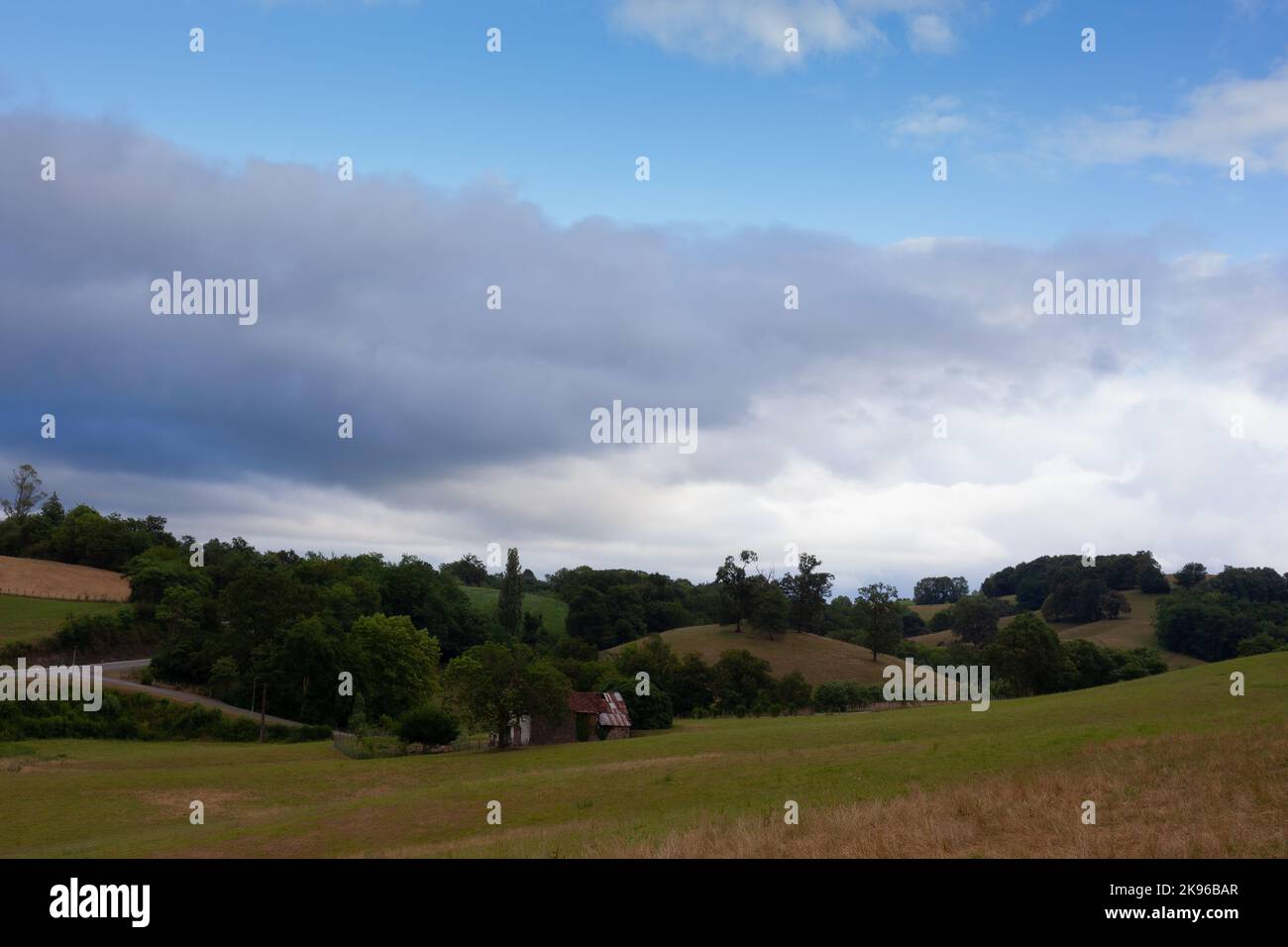 Echtes Panorama Hügellandschaft bei bewölktem Himmel entlang der Chemin du Puy, der französischen Route des Jakobswegs Stockfoto