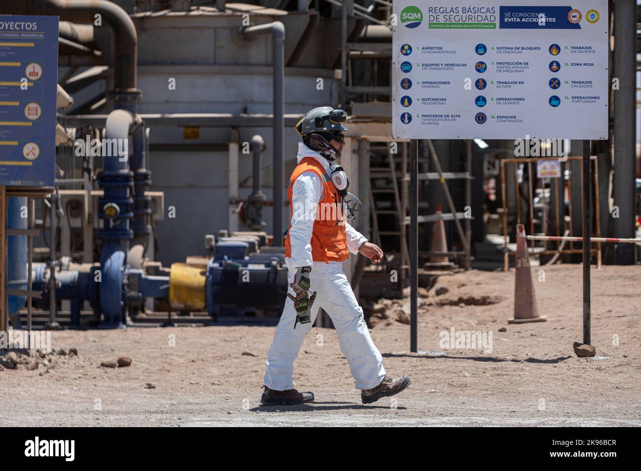 Antofagasta, Chile. 25. Oktober 2022. Ein Arbeiter geht durch die Lithiumcarbonat-Produktionsanlage des chilenischen Unternehmens QM. In dieser Raffinerie wird Lithium verarbeitet, das aus den Salzseen in der Atacama-Wüste gewonnen wird. Kredit: Lucas Aguayo Araos/dpa/Alamy Live Nachrichten Stockfoto