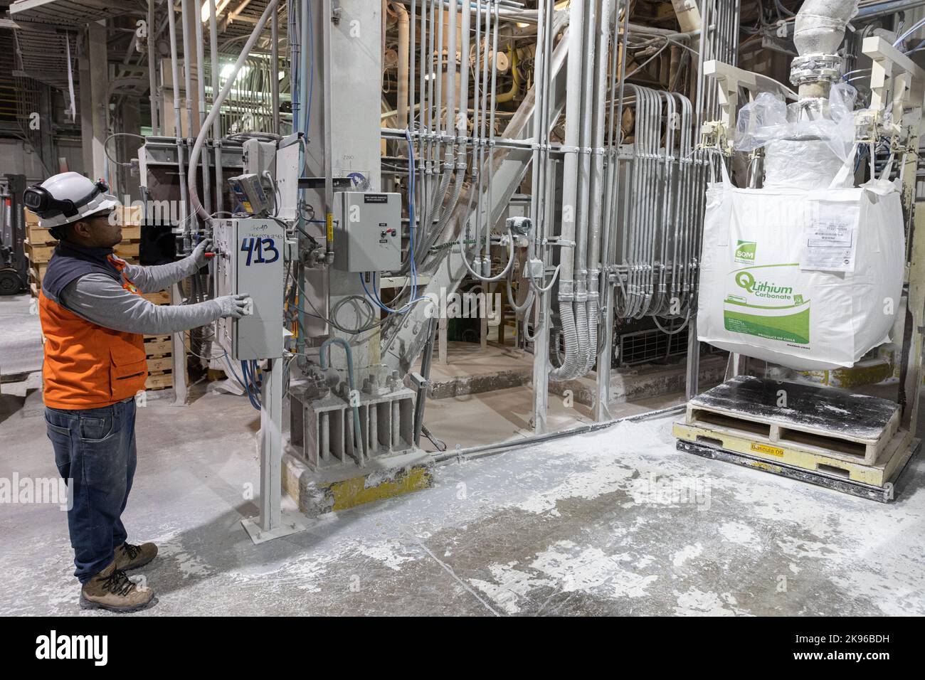 Antofagasta, Chile. 25. Oktober 2022. Ein Arbeiter überwacht die Produktion von Lithiumcarbonat durch das chilenische Unternehmen QM. In dieser Raffinerie wird Lithium verarbeitet, das aus den Salzseen in der Atacama-Wüste gewonnen wird. Kredit: Lucas Aguayo Araos/dpa/Alamy Live Nachrichten Stockfoto