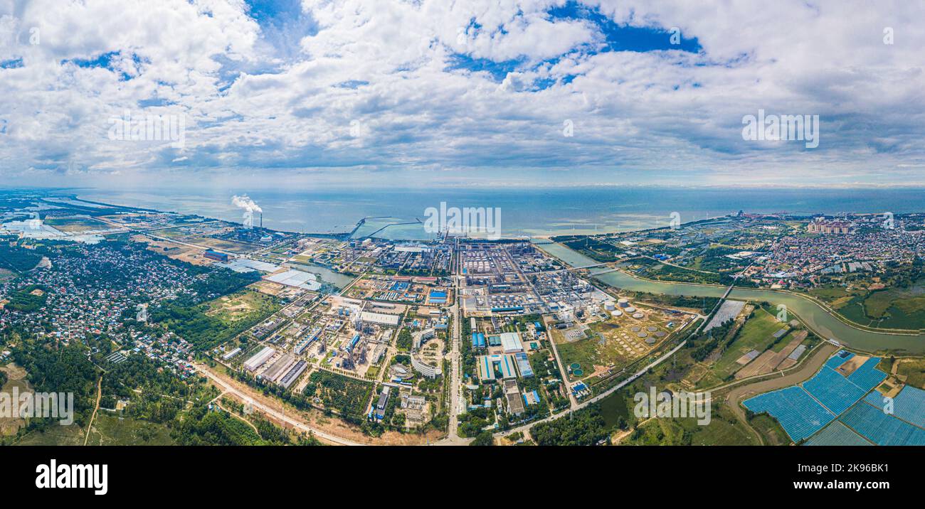 Dongfang. 20. Oktober 2022. Dieses Luftpanoramafoto, aufgenommen am 20. Oktober 2022, zeigt den Dongfang Lingang Industriepark in der Stadt Dongfang, südchinesische Provinz Hainan. Der Dongfang Lingang Industrial Park in der Stadt Dongfang ist einer der wichtigsten Parks des Freihandels-Hafens von Hainan. Der Industriepark bildet sich allmählich zu einer High-Tech-Industriebasis mit petrochemischen neuen Materialien, der Herstellung von Schiffsausrüstungen und sauberer Energie. Quelle: Pu Xiaoxu/Xinhua/Alamy Live News Stockfoto