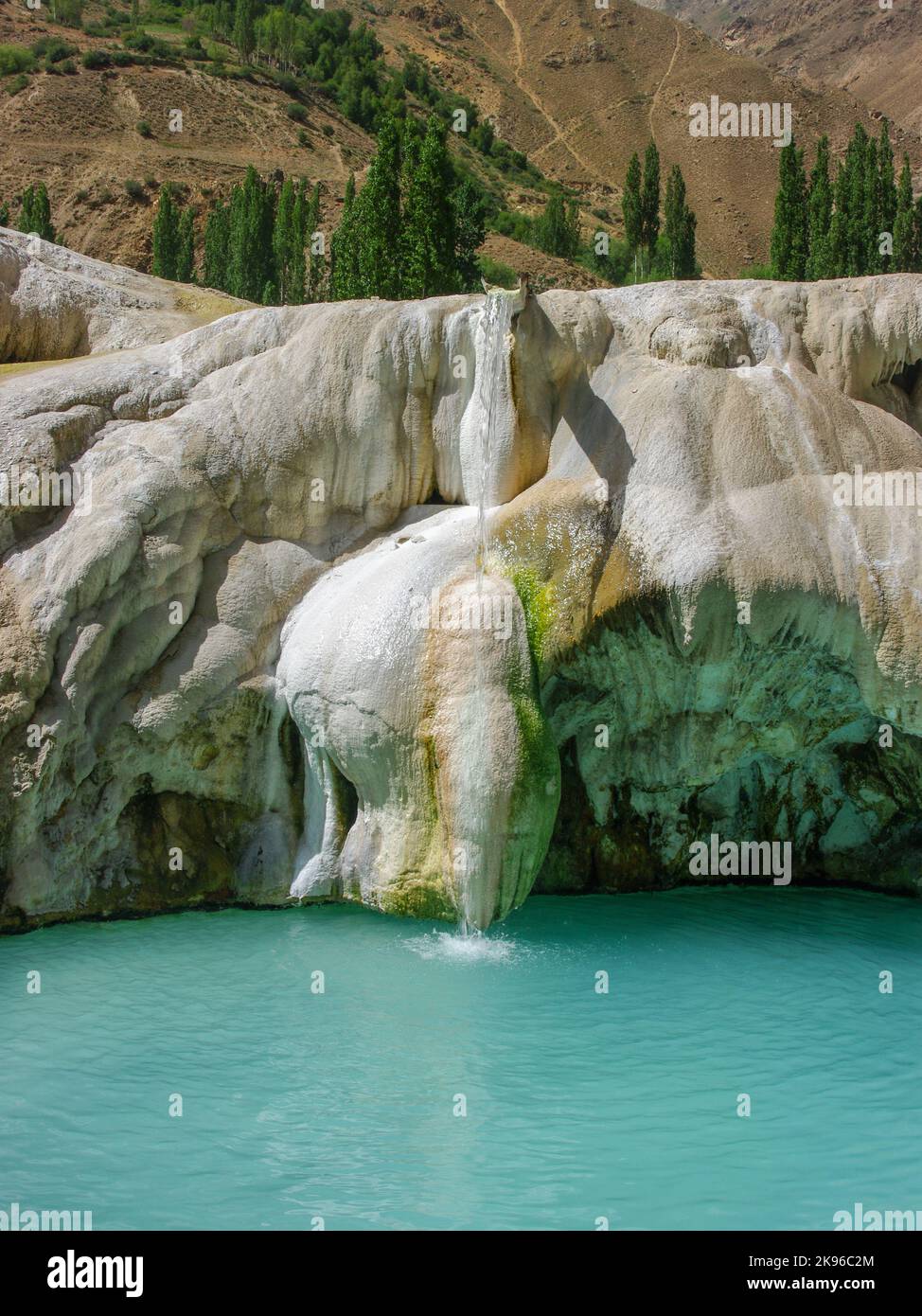 Vertikale Landschaftsansicht von Garm Chashma Thermalquellen türkisfarbenes Schwimmbad in Tadschikistan Pamir Berge, Gorno-Badakshan Region Stockfoto
