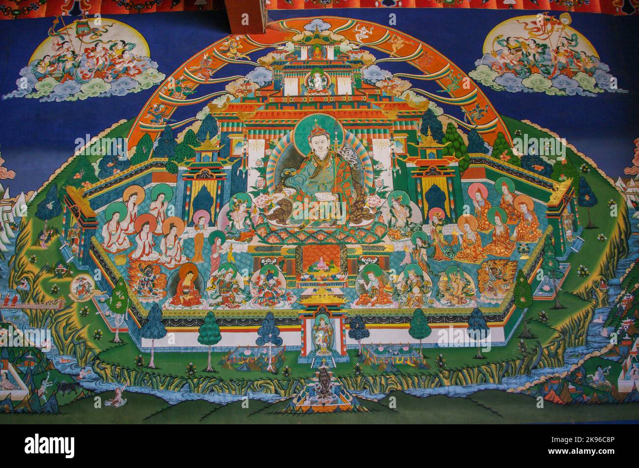 Wandgemälde im Tempel von Trongsa dzong in Zentral-Bhutan, die Padmasambhava oder Guru Rinpoche in seinem Paradies Zangdok Palri darstellen Stockfoto