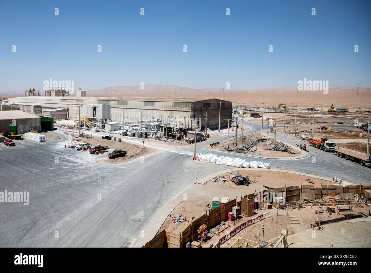 Antofagasta, Chile. 25. Oktober 2022. Blick auf die Anlage des chilenischen Unternehmens SQM, wo aus der Atacama-Wüste abgebautes Lithium zu Lithiumhydroxid und Lithiumcarbonat verarbeitet wird. Kredit: Lucas Aguayo Araos/dpa/Alamy Live Nachrichten Stockfoto