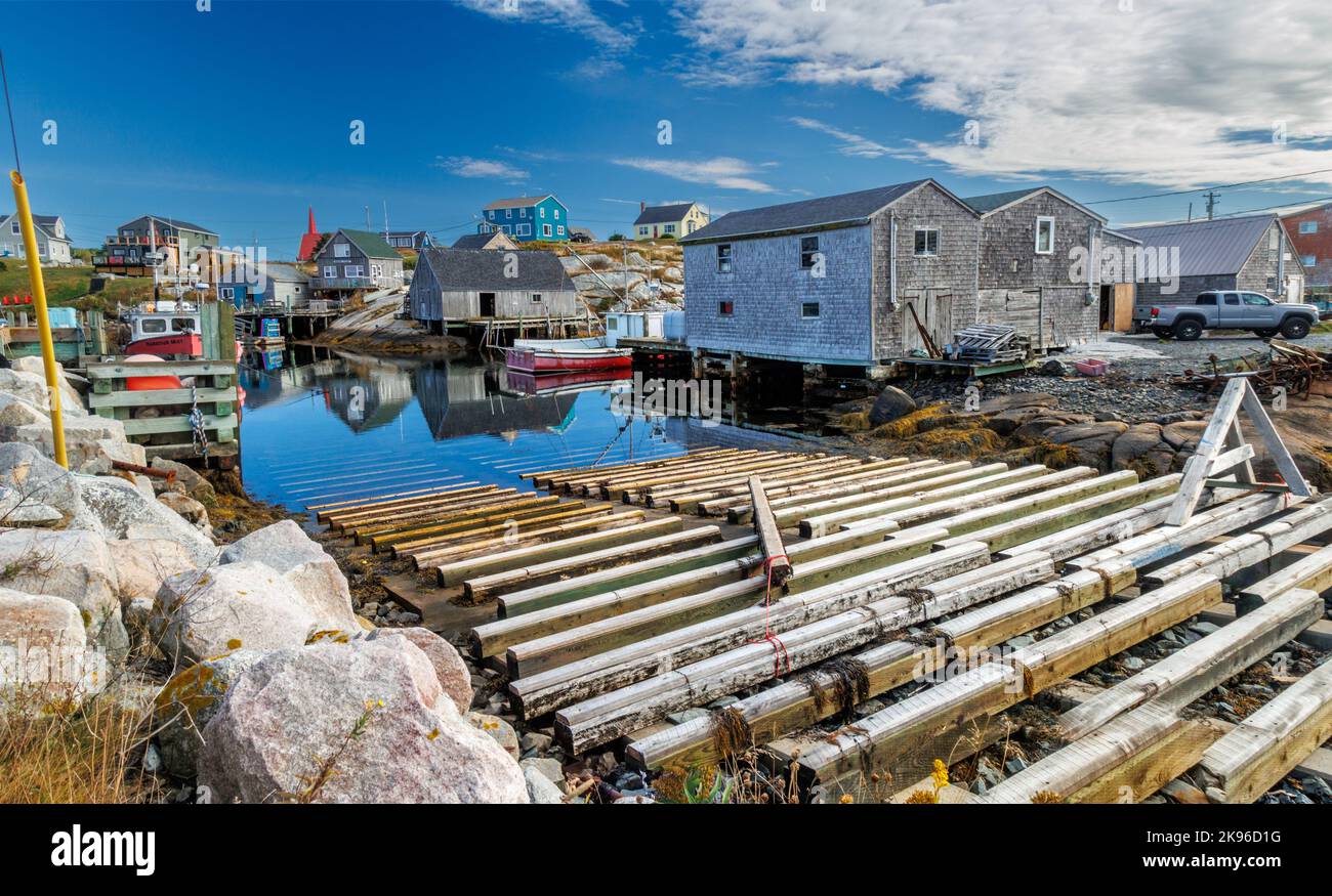 Malerisches Bild der Peggys Cove Gemeinde um St. Margarets Bay, Nova Scotia mit klarem blauen Himmel und klaren Reflexionen im Wasser der Bucht gefunden Stockfoto
