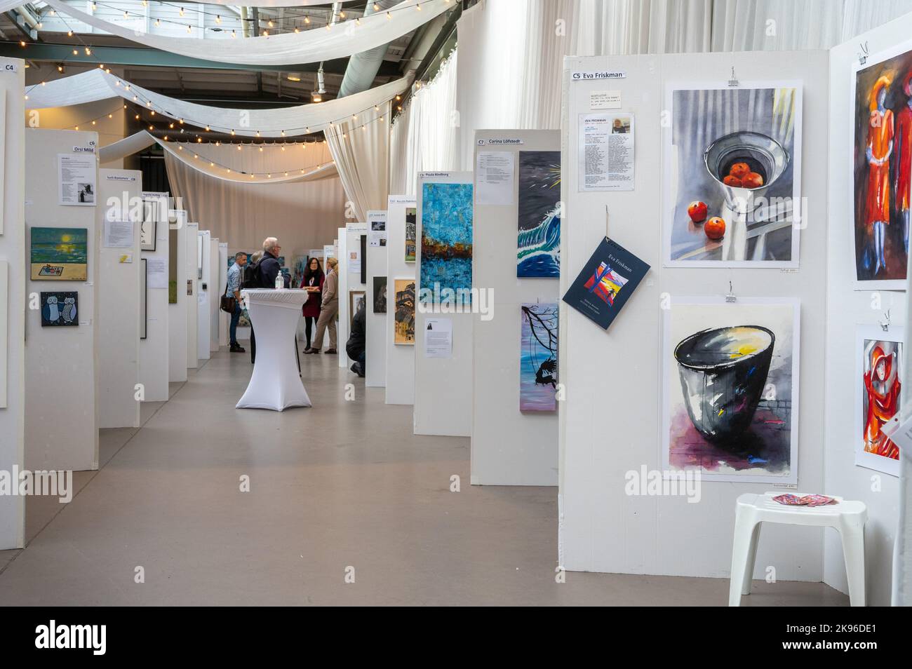 Stockholmer Kunstsalon 2022, der vom 22-30. Bis 22. Oktober im alten Alfa Laval Fabrikgebäude am Gustaf de Lavals Platz in Nacka, Stockholm, abgehalten wird Stockfoto