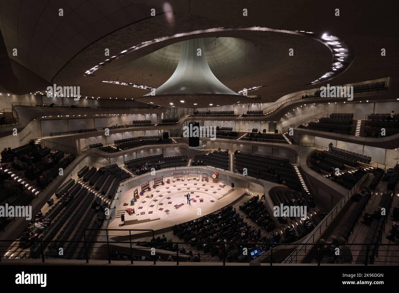 Hamburg, Deutschland - 2022. September: Innenansicht des Hauptkonzerts der Elbphilharmonie, der berühmten philharmonie, die von Herzog de Meuron entworfen wurde Stockfoto