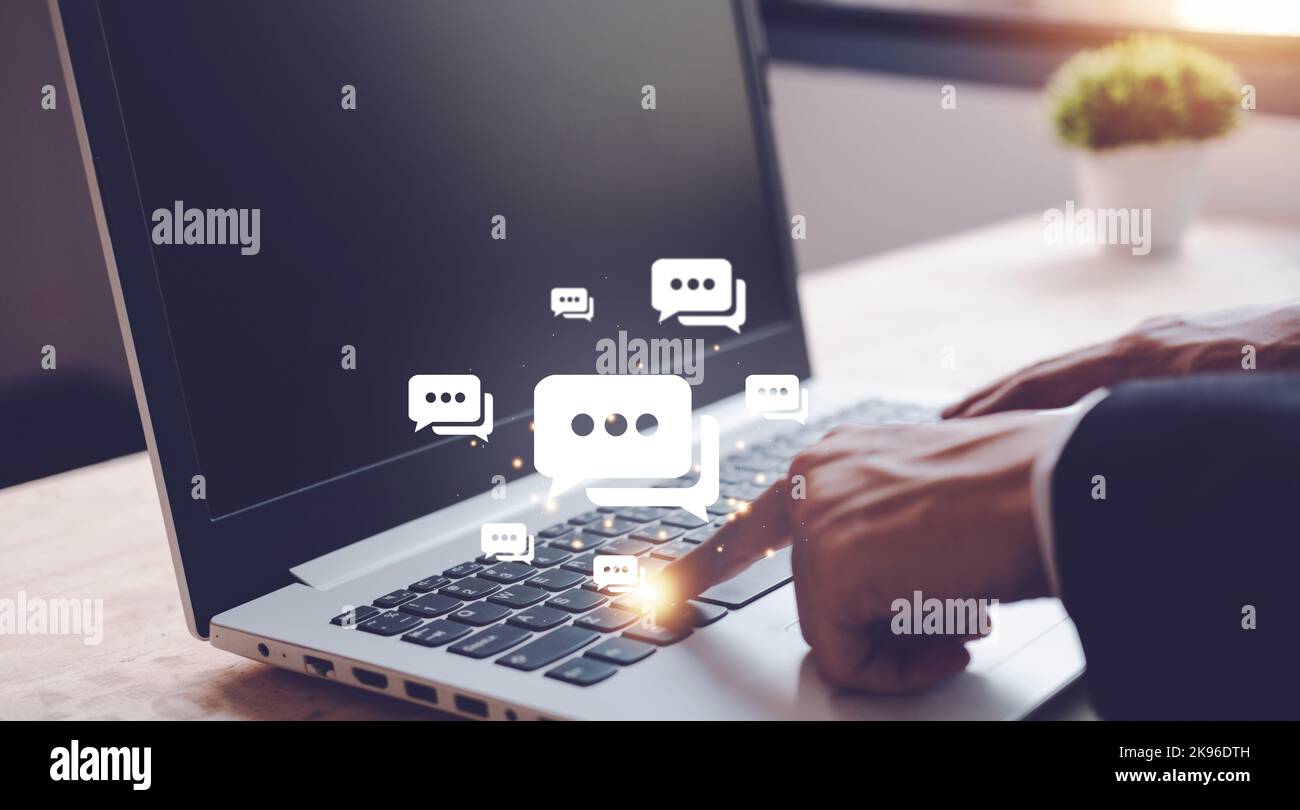 Live-Chat und Benachrichtigungen mit Notebook (Laptop) für Geschäftsleute mit Symbol für soziale Medien. Social Media und digitales Online-Konzept. Stockfoto