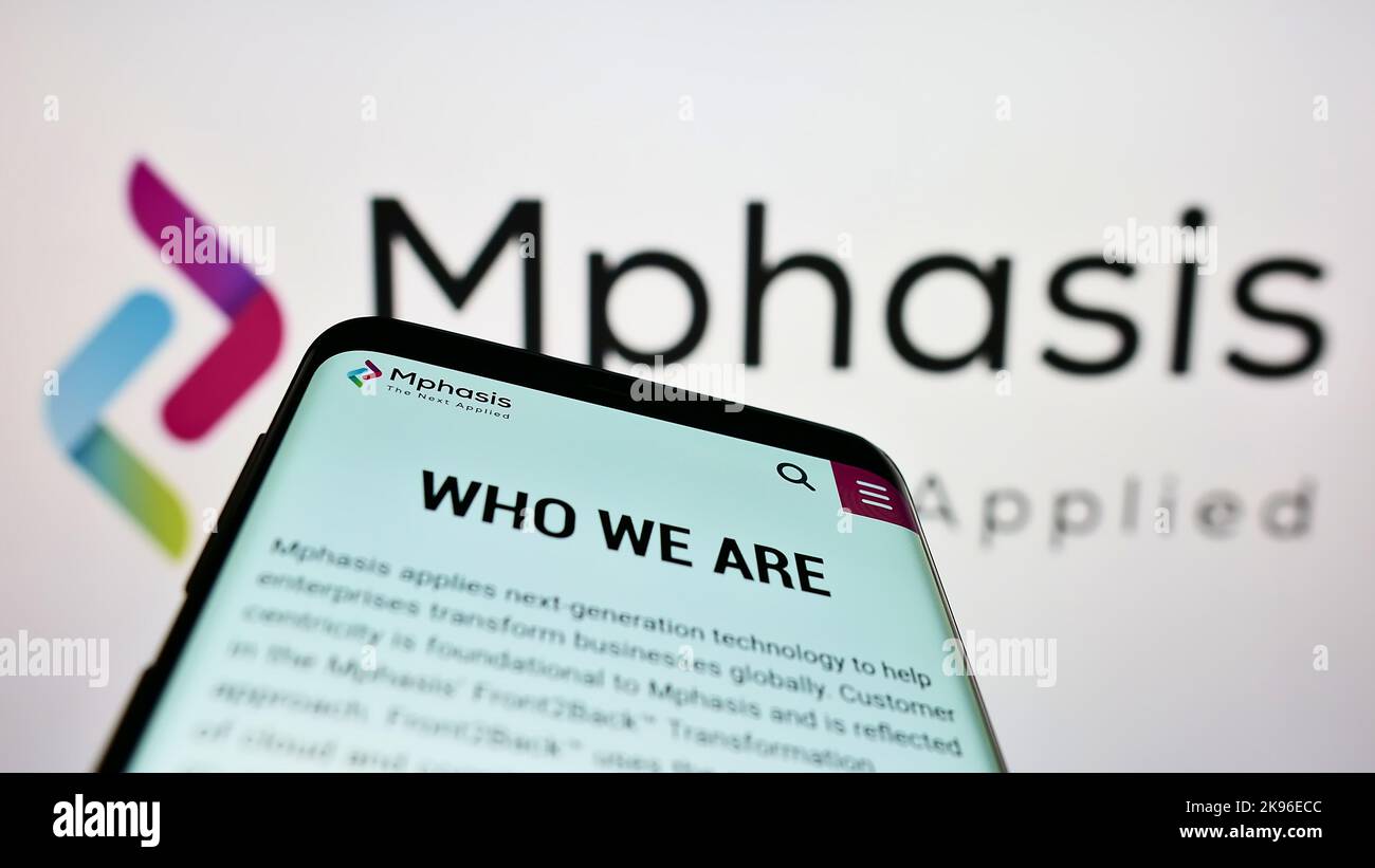 Smartphone mit Website des IT-Unternehmens Mphasis Limited auf dem Bildschirm vor dem Unternehmenslogo. Konzentrieren Sie sich auf die obere linke Seite des Telefondisplays. Stockfoto