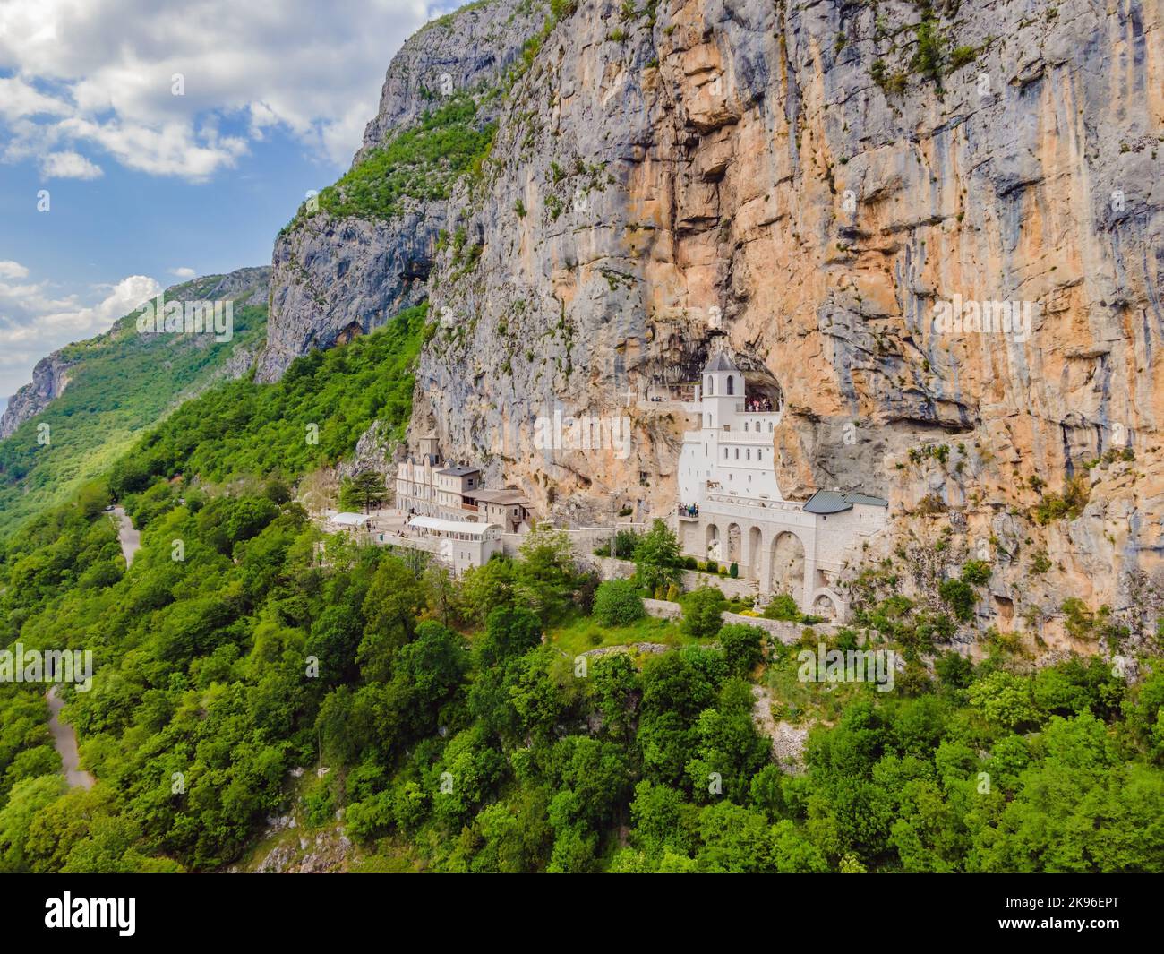 Kloster Ostrog, serbisch-orthodoxe Kirche hoch oben im großen Felsen von Ostroska Greda, Montenegro Stockfoto