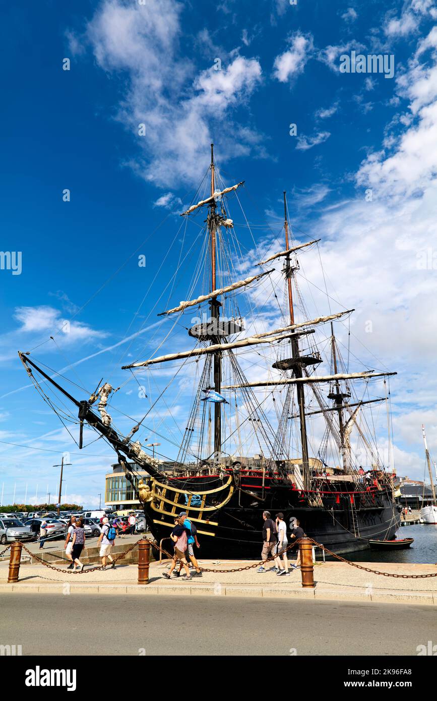 Saint Malo Bretagne Frankreich. Ein altes Schiff vertäute am Hafen Stockfoto