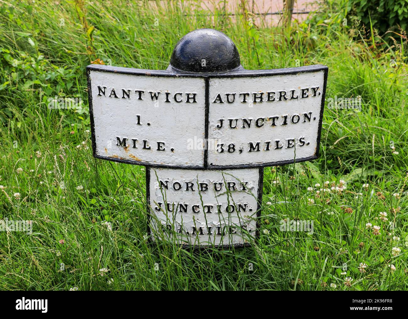 Eine gusseiserne Meile mit der Aufschrift Autherley Junction, Nantwich und Norbury Junction am Shropshire Union Canal, Nantwich, Cheshire, England, Großbritannien Stockfoto